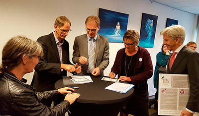 Onder toeziend oog van minister Plasterk ondertekenen gemeente Breda en Sociale Coöperatie De Vrije Uitloop het Bijzonder Statuut en het sociaal aandeelhouderschap